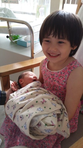 Little brother Archie  has arrived! December 2015 - 2015年12月 弟アーチー誕生 初対面！ 