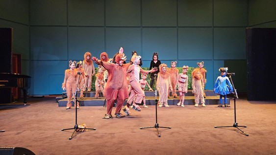Pumbaa, in the Musical Lion King presented by Vocal Associates August 2023 - 2023年 8月、合唱団 Vocal Associatesミュージカル“ ライオン・キング”にてプンバァを好演 