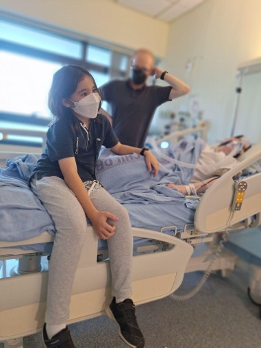 Archie visiting Manami in KK Hospital, July 2026 - 2026年 7月  アーチー、病院にお見舞いに行く 
