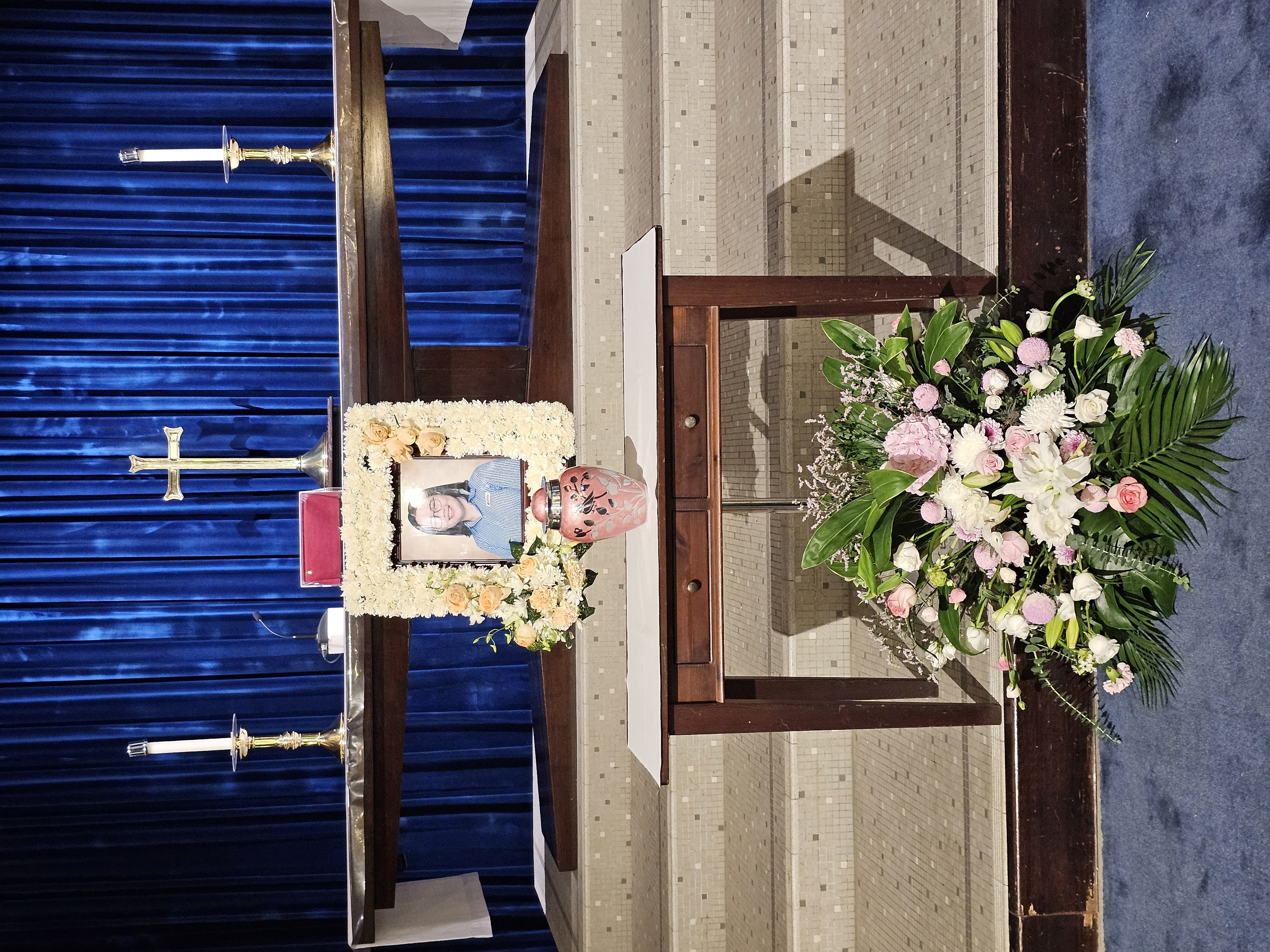 Flowers at Memorial Service, Gran Catriona Thom picked at least one flower from each of them to make this. - メモリアルサービスのお花は、みなさんから贈られたお花から少しづつ選んで活けなおして作りました。