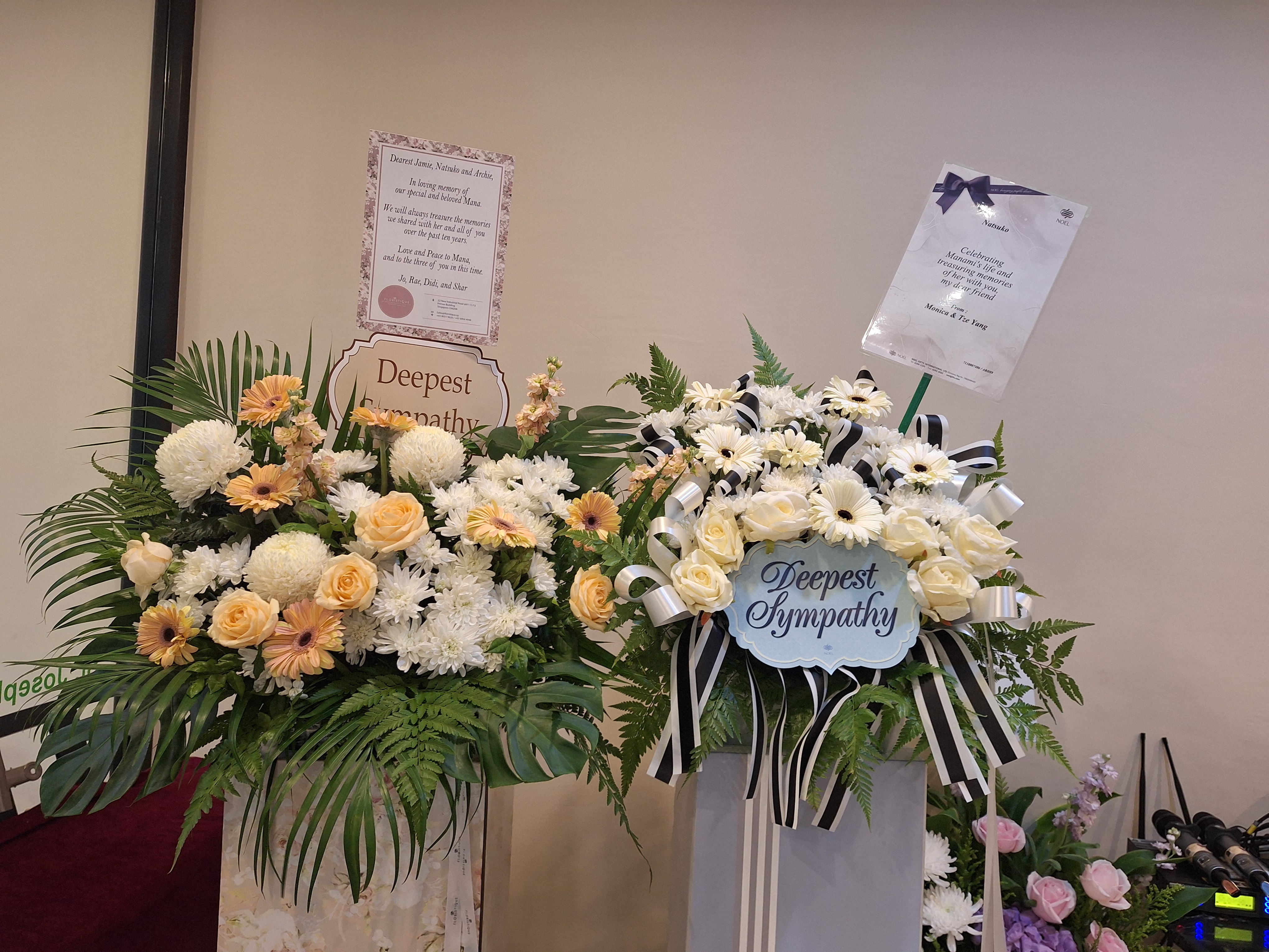 Condolence flowers sent by friends - 友人、知人から贈られたお花たち