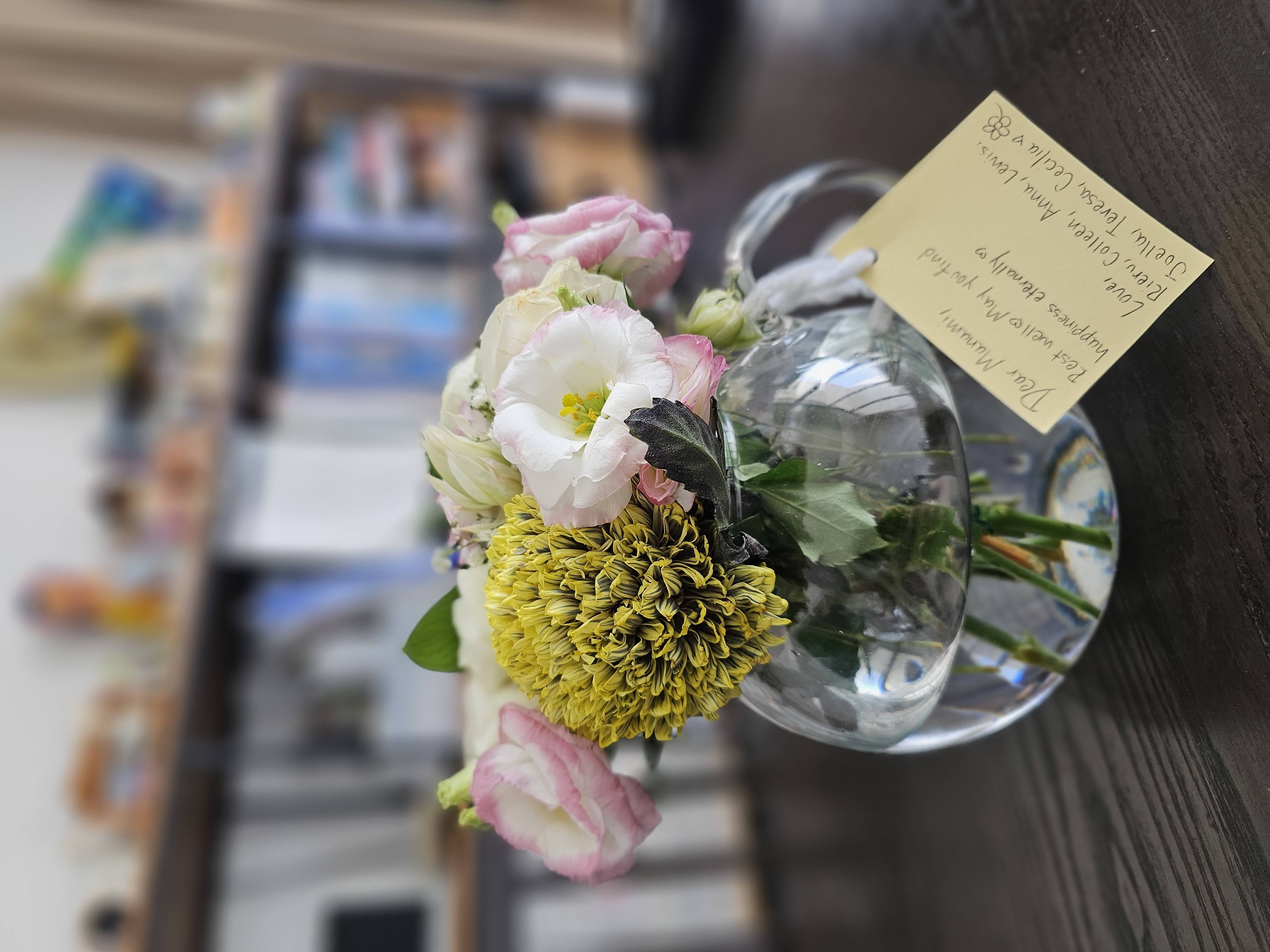 Condolence flowers sent by friends - 友人、知人から贈られたお花たち